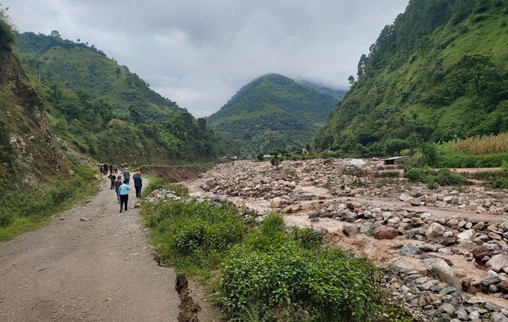 बाढीपहिरो प्रभावित ढोरपाटनमा गृहमन्त्री थापाकाे राहत 