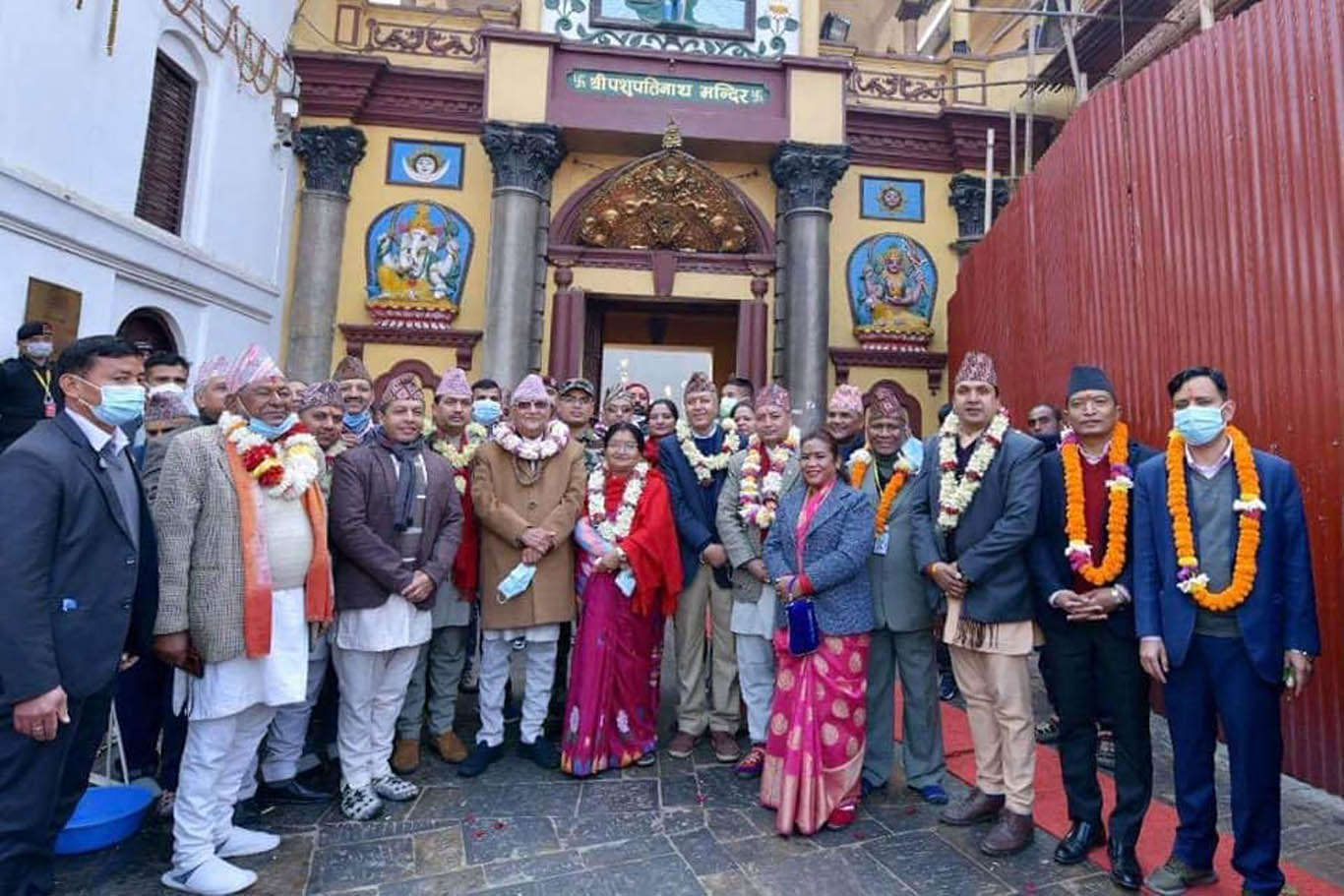 पशुपतिनाथमा  प्रधानमन्त्री ओलीद्वारा विशेष पूजासहित सवा लाख दीप प्रज्ज्वलन