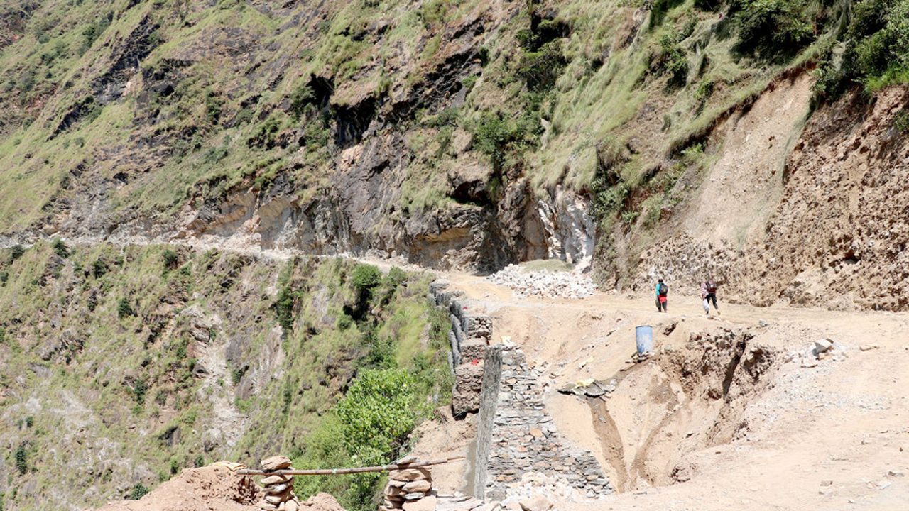 भारतले महाकाली नदी थुनेरै सडक निर्माण गर्दा नेपालतिरको बाटोमा क्षति बढ्दै